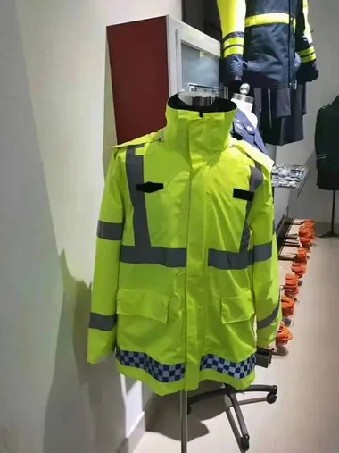 Quần áo phản quang an toàn có tác dụng gì?