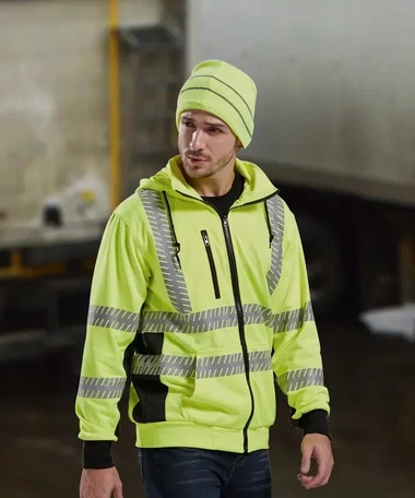 Trời đang có tuyết nhưng anh ấy chỉ mặc một chiếc áo lót bằng vải cotton phản...