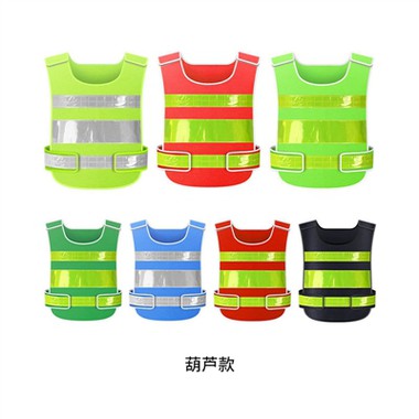 Các màu sắc khác nhau của áo bảo hộ phản quang tại công trường thể hiện những...